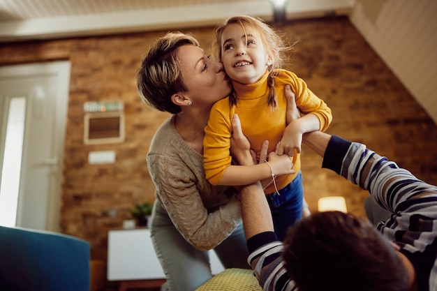 Fille heureuse s'amusant tout en passant du temps avec ses parents à la maison