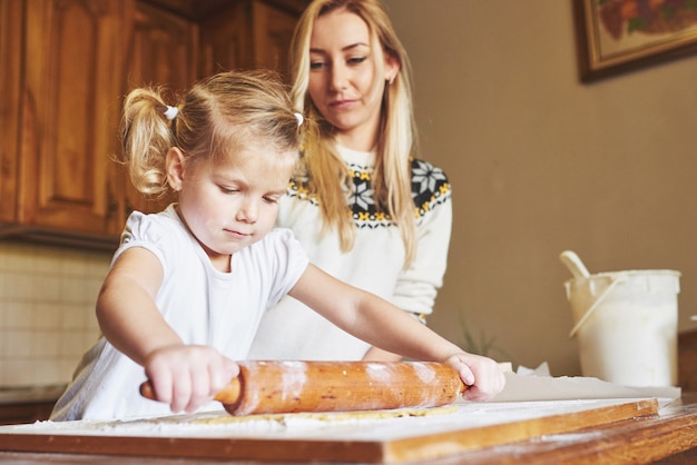 Fille heureuse avec sa pâte de maman