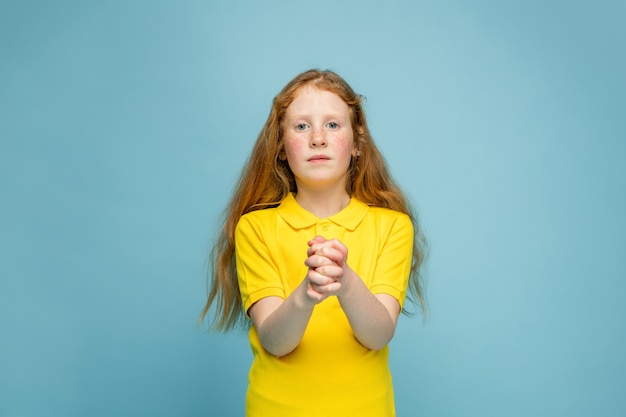 Fille heureuse, smiley redhair isolée sur fond avec copyspace