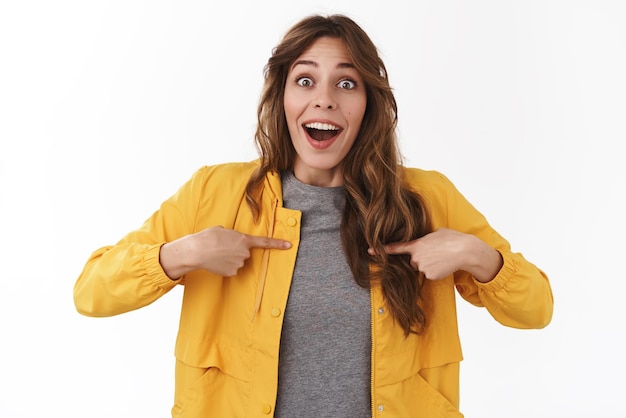 Photo gratuite une fille heureuse surprise reçoit une offre incroyable un regard gagnant amusé se demandait la bouche ouverte étonnée se pointant du doigt incroyable chance succès réagissant étonné choisi étant choisi fond blanc