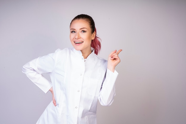 Fille heureuse en uniforme de médecin blanc