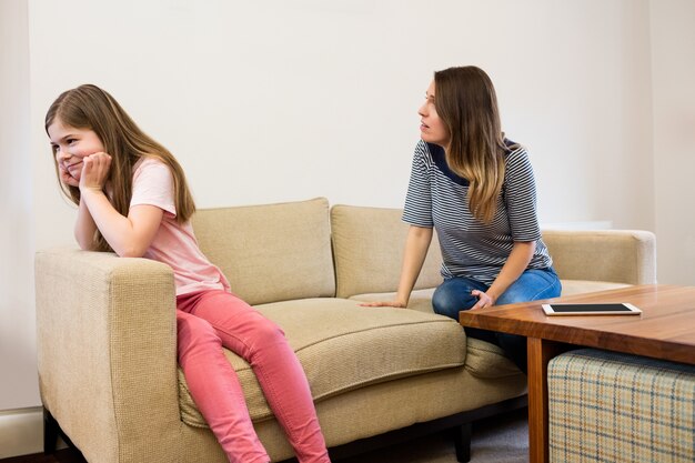 Fille ignorant sa mère après une dispute dans le salon