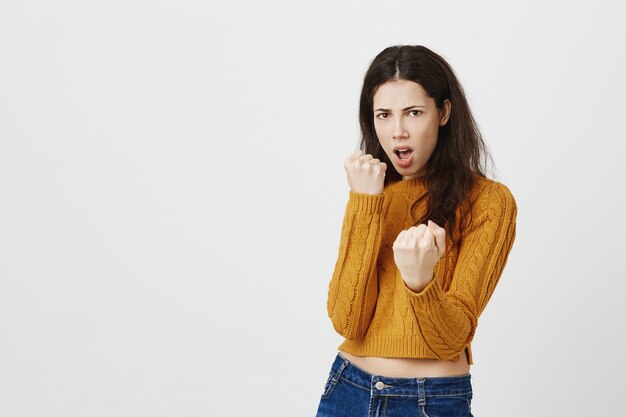 Fille Impertinente Levant Les Poings Serrés, Prête Pour Le Combat