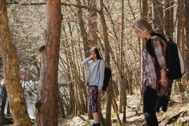 Une fille inquiète dans le domaine