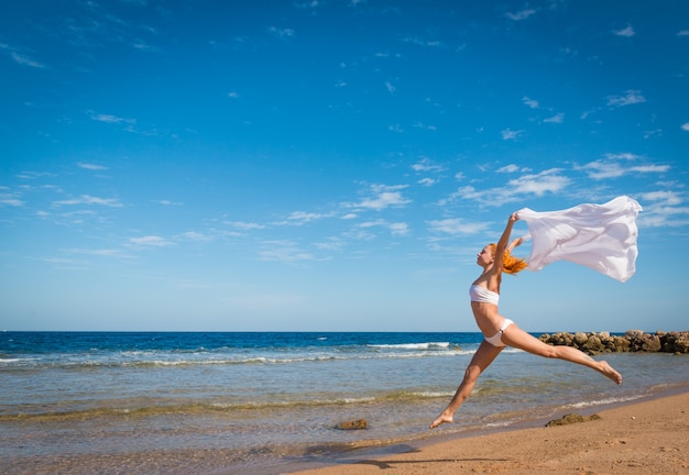 Fille insouciante sur la plage