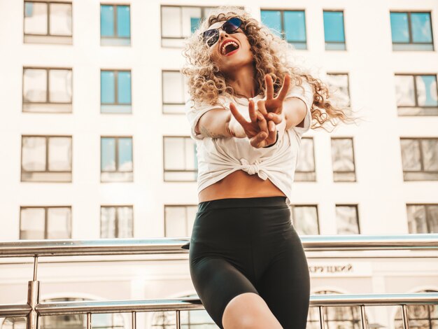 Fille insouciante posant dans la rue