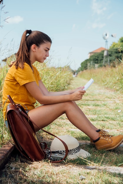 Fille itinérante vérifiant sa carte