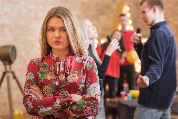 Fille jalouse à une fête