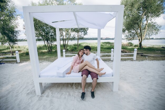 Fille avec les jambes sur le dessus de son petit ami