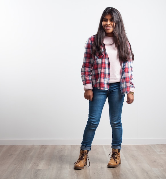 Fille avec un jean et une chemise