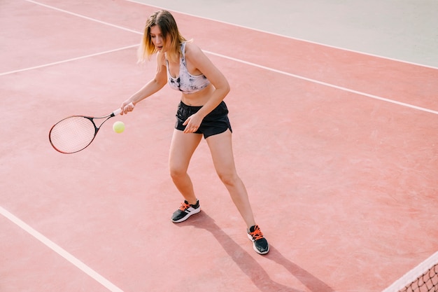 Photo gratuite fille jouant au tennis