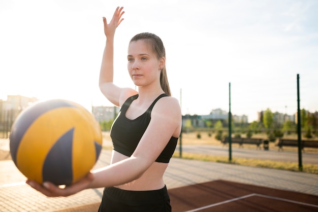 Fille jouant au volley-ball