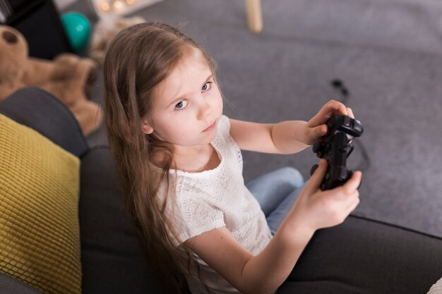 Fille jouant sur la console