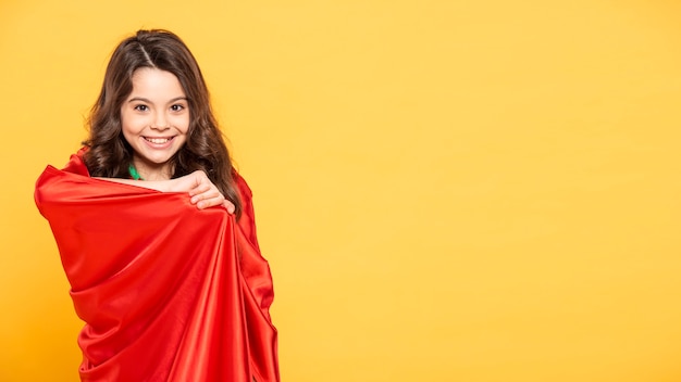 Photo gratuite fille jouant en costume de super-héros