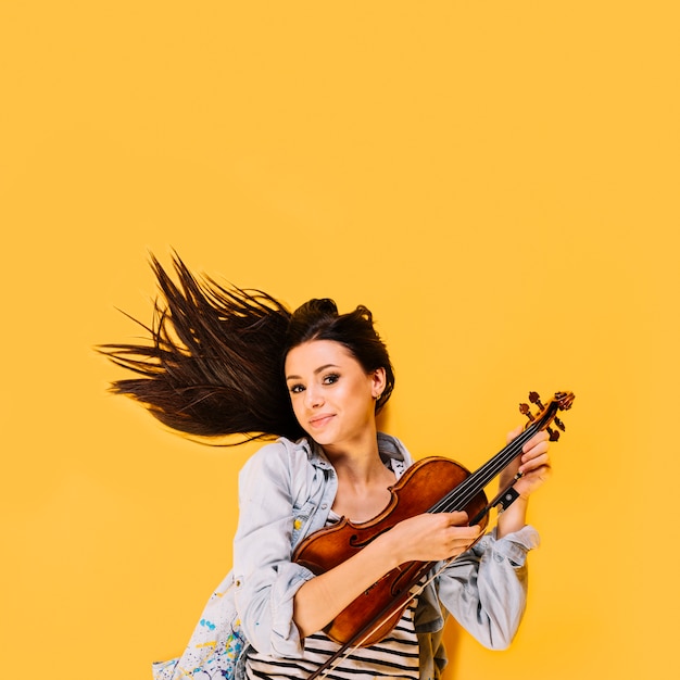 Photo gratuite fille jouant du violon