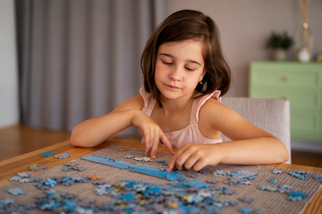 Fille jouant avec des jouets de casse-tête