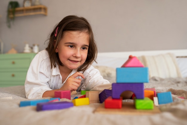 Photo gratuite fille jouant avec des jouets de casse-tête