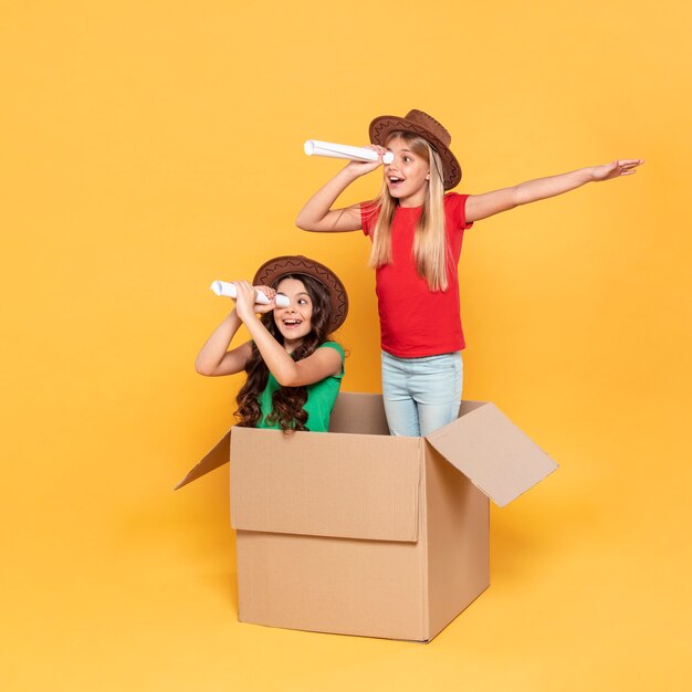 Fille jouant avec des jumelles en papier