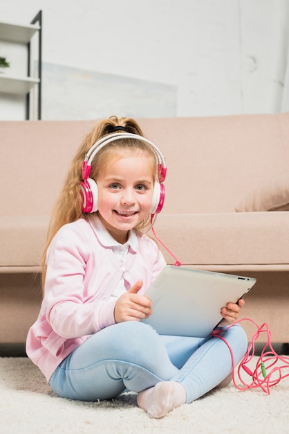 Fille jouant avec tablette