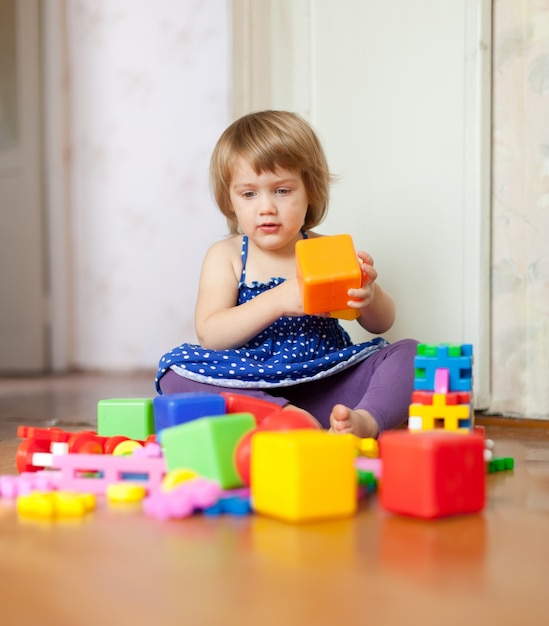 Photo gratuite fille joue avec des jouets à la maison