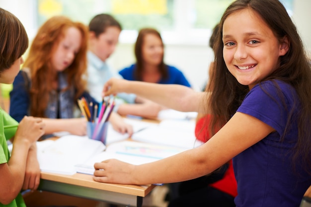 Photo gratuite fille joyeuse pendant la leçon