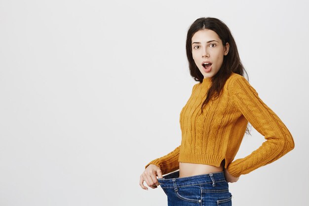 Une fille joyeuse a perdu du poids et se réjouit, le régime et l'entraînement ont fonctionné