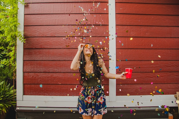 Fille joyeuse sous confettis