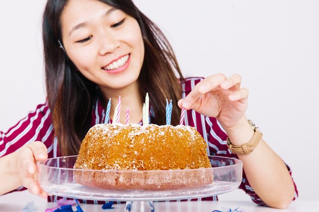 Fille de joyeux anniversaire devant le gâteau