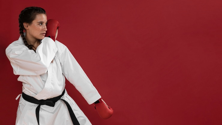 Photo gratuit fille de karaté arts martiaux avec ceinture noire et copie espace fond