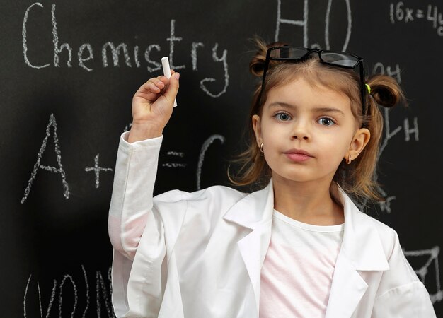 Fille en laboratoire avec écriture de manteau