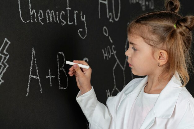 Fille en laboratoire avec écriture de manteau