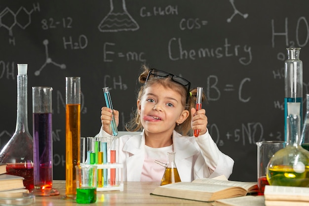 Fille en laboratoire faisant des tests