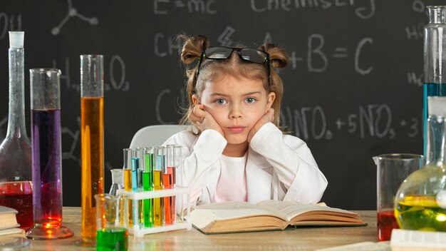 Fille en laboratoire faisant des tests