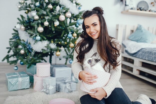 fille avec lapin