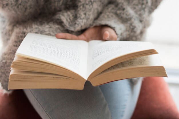 Fille de lecture proche