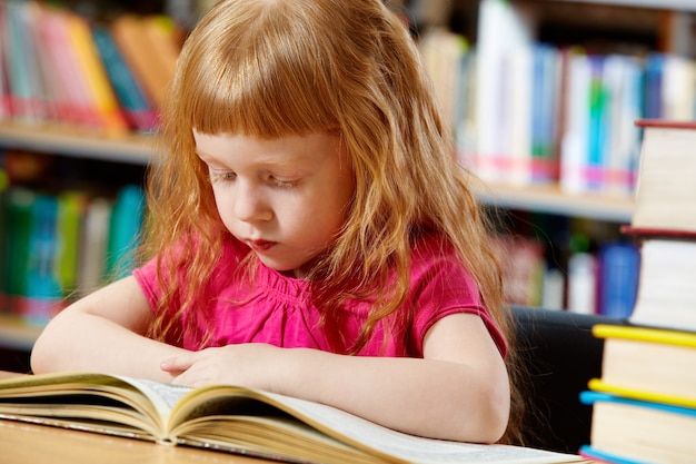 Photo gratuite fille lecture très concentrée