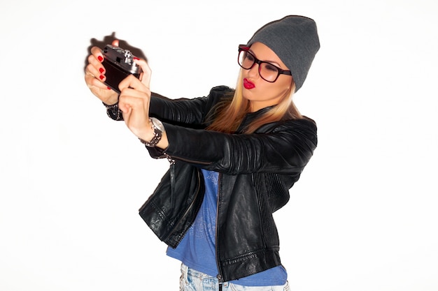 Fille avec des lèvres rouges ayant du plaisir avec son appareil photo