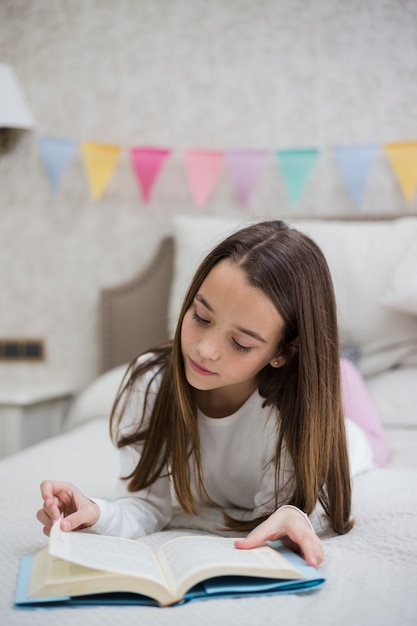 Fille lisant un livre