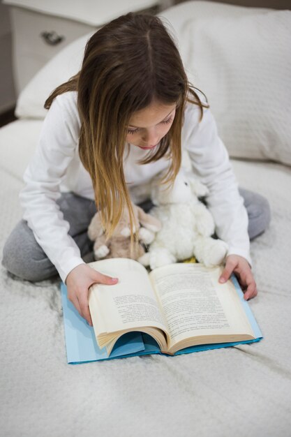 Fille lisant un livre