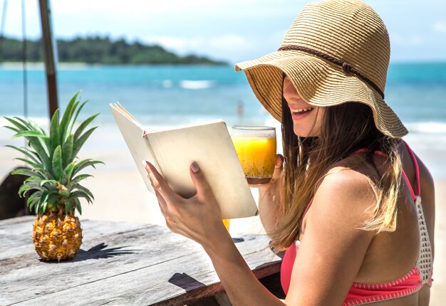 Fille Lit Un Livre Au Bord De La Mer