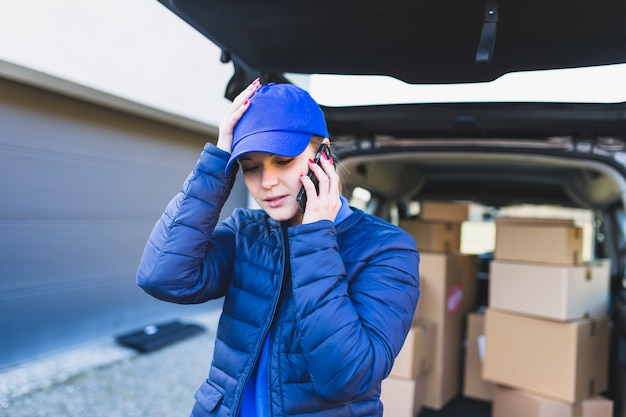 Photo gratuite fille de livraison bouleversée parlant au téléphone