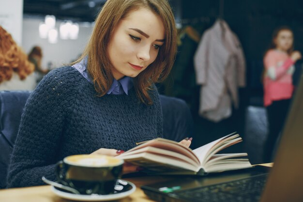 Fille avec livre