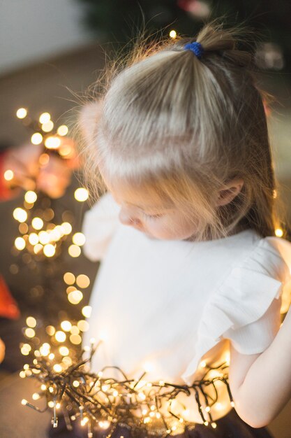 Fille avec des lumières de Noël