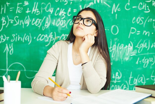 Fille avec des lunettes en classe