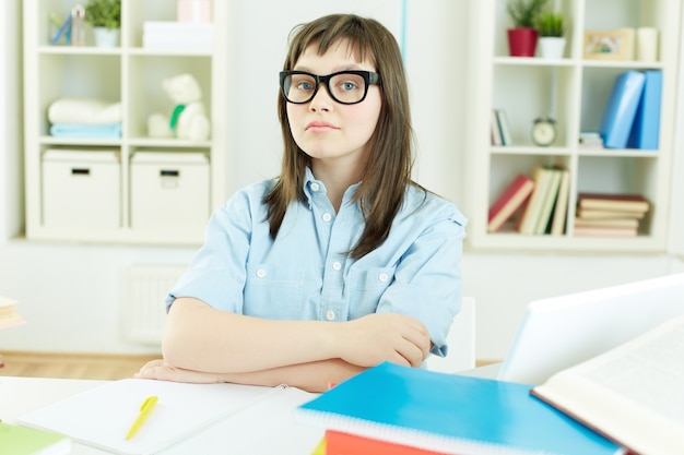 Fille avec des lunettes à faire leurs devoirs