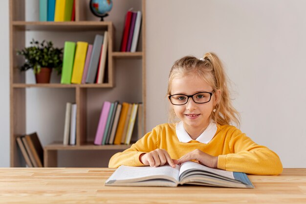 Fille avec des lunettes de lecture