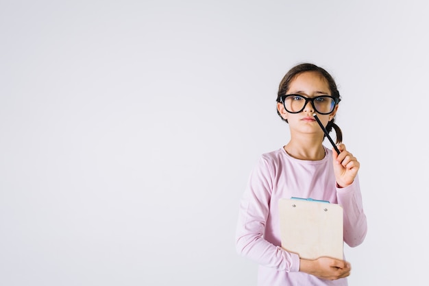 Fille à lunettes pointant à la caméra