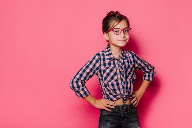 Fille avec des lunettes qui posent