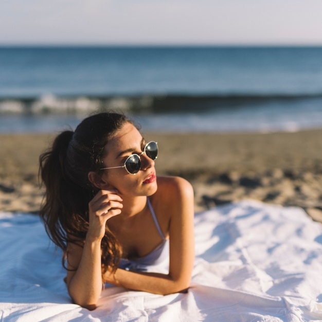 Photo gratuite fille avec des lunettes de soleil à la plage