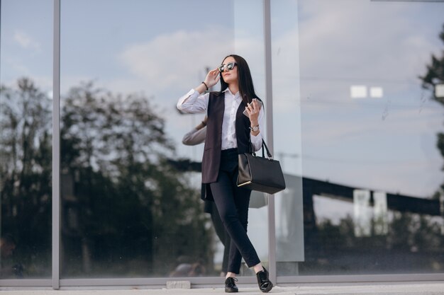 Fille avec des lunettes de soleil se penchant sur un cristal noir